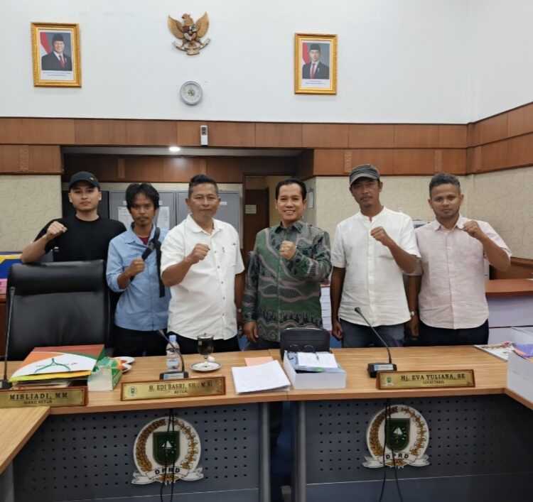 Ketua Komisi III DPRD Provinsi Riau H. Edi Basri, SH., M.Si (F. Gerindra) menerima kunjungan Pimpinan Umum Mitranews Network di kantor DPRD Provinsi Riau Jl. Jenderal Sudirman No. 719 Kota Pekan Baru Provinsi Riau. Jumat 10 Januari 2025.