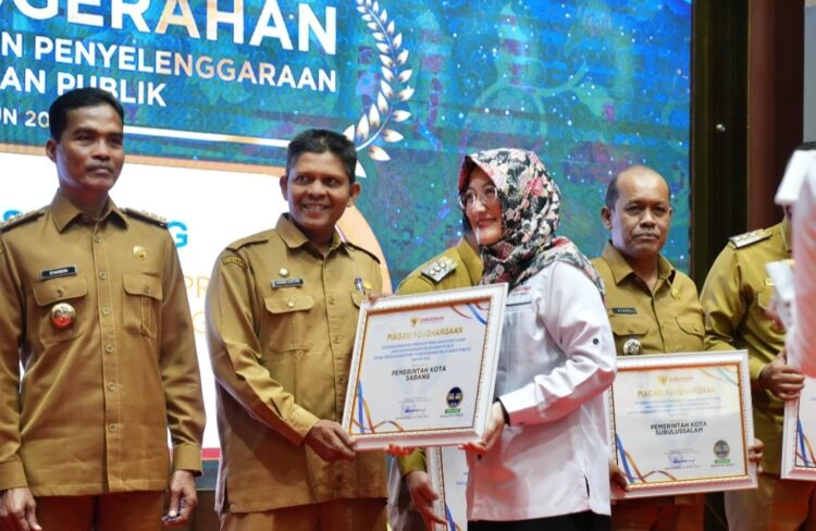 Piagam penghargaan tersebut diserahkan oleh Kepala Ombudsman Aceh Dian Rubianty kepada Kepala Dinsos PMG, PP dan PA, Iswandi di Anjong Mon Mata Banda Aceh, Selasa (21/1/25).
