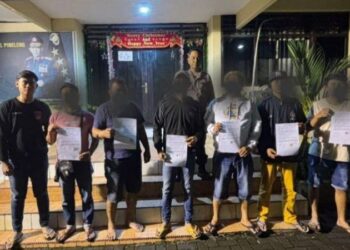 Polsek Pineleng kembali menunjukkan komitmennya dengan berhasil menyelesaikan permasalahan antarwarga melalui proses mediasi, Senin (27/1/2025).