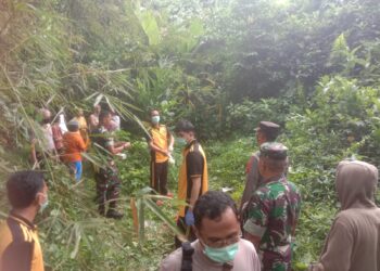 Tengkorak dan sebagian tubuh manusia ditemukan di bawah tebing pinggir Sungai Tunggal, Desa Selabaya, Kecamatan Kalimanah, Kabupaten Purbalingga, Jumat (17/1/2024) siang. Tengkorak ditemukan oleh sejumlah warga yang sedang mencari biawak.