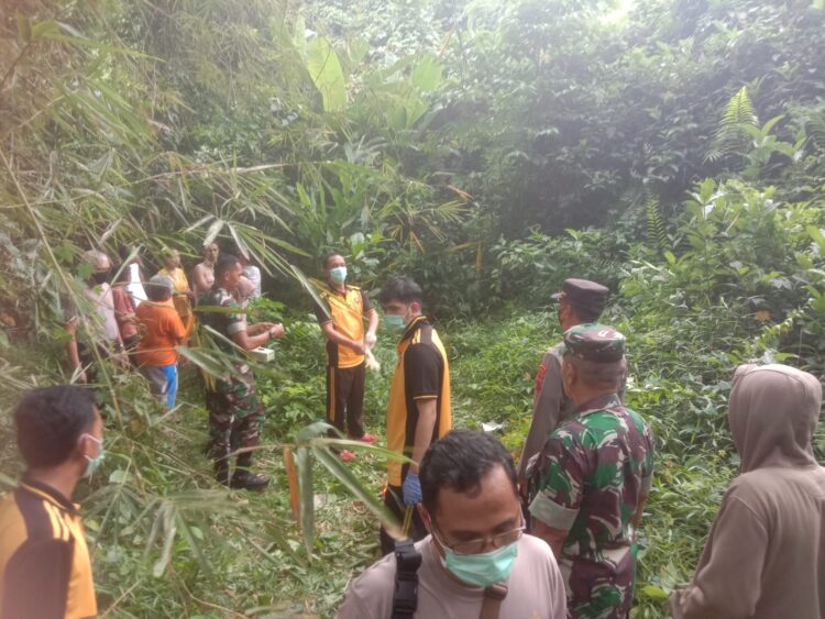 Tengkorak dan sebagian tubuh manusia ditemukan di bawah tebing pinggir Sungai Tunggal, Desa Selabaya, Kecamatan Kalimanah, Kabupaten Purbalingga, Jumat (17/1/2024) siang. Tengkorak ditemukan oleh sejumlah warga yang sedang mencari biawak.