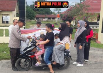Kegiatan yang berlangsung di depan Mako Polsek Tanjung Batu ini dipimpin langsung oleh Kapolsek Tanjung Batu IPTU Dr. Syafarudin Akso, S.H., M.Si., CPHR, didampingi Kanit Intelkam, KSPK, serta personel Polsek Tanjung Batu bersama Bhayangkari.