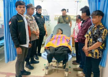 Saat HH dibawa Ke Polres Samosir terpantau lemah dan terdapat luka dibagian wajah selanjutnya Piket SPKT Polres Samosir membawa terlapor ke Rumah Sakit Umum Hadrianus Sinaga untuk mendapat perawatan.