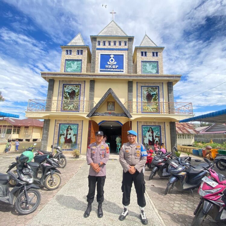 Polsek dikerahkan untuk melaksanakan pengamanan dan pelayanan sejak pagi hari dengan berbagai jadwal ibadah yang dimulai pukul 07.00 WIB hingga berakhir sekitar pukul 12:30 WIB.