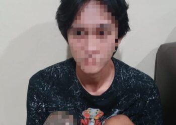 Pelaku, seorang pria berinisial BT (24) asal Desa Lotta Jaga I, diduga menikam korban berinisial ET (57) yang berprofesi sebagai pekerja serabutan dan berdomisili di Desa Pineleng Satu Timur Jaga II.