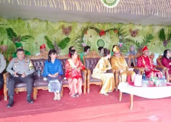 Kapolsek Wori, Ipda Marnex Unas, memimpin langsung pengamanan acara adat Tulude yang digelar di Desa Wisata Darunu, Kecamatan Wori, Kabupaten Minahasa Utara, pada Jumat (31/1/2025).