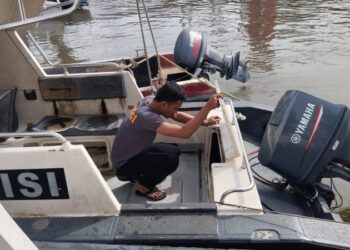 Satuan Polisi Air dan Udara (Sat Pol Airud) Polresta Manado melaksanakan pemeriksaan terhadap kapal patroli. Kegiatan ini bertujuan untuk mendukung pelaksanaan patroli yang lebih efektif, terutama dalam menjaga keamanan dan ketertiban di wilayah perairan sekitar Manado, Sabtu (01/2/2025).