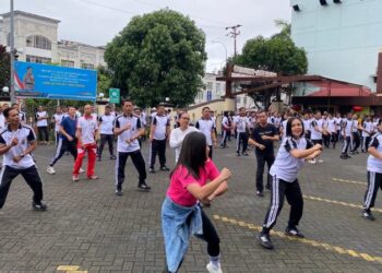 Polresta Manado menggelar kegiatan olahraga bersama di lapangan Mapolresta Manado, Sabtu (01/2/2025)