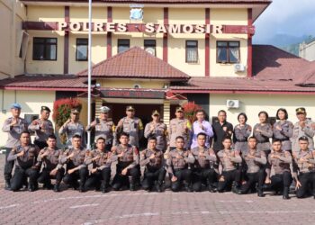 Kapolres Samosir, AKBP Yogie Hardiman, S.H., S.I.K., M.H., memimpin langsung apel penyambutan 15 orang Personel Bintara Remaja di Lapangan Mako Polres Samosir. Tradisi penyambutan ini ditandai dengan penyiraman air kembang, sebagai simbol diterimanya para bintara remaja yang baru ke dalam keluarga besar Polres Samosir.