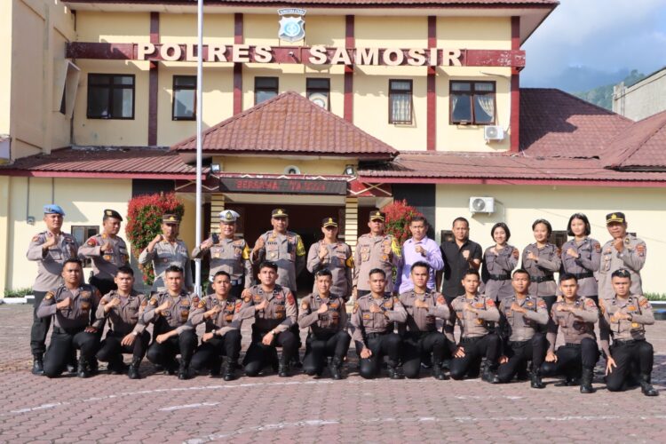 Kapolres Samosir, AKBP Yogie Hardiman, S.H., S.I.K., M.H., memimpin langsung apel penyambutan 15 orang Personel Bintara Remaja di Lapangan Mako Polres Samosir. Tradisi penyambutan ini ditandai dengan penyiraman air kembang, sebagai simbol diterimanya para bintara remaja yang baru ke dalam keluarga besar Polres Samosir.