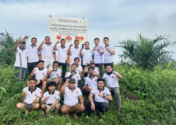 Masyarakat Desa Gunung Malelo bersama keluarga besar Elang 3 Hambalang melakukan pemasangan plang di atas lahan seluas 220 hektar yang diduga telah diserobot oleh PT Padasa Enam Utama.