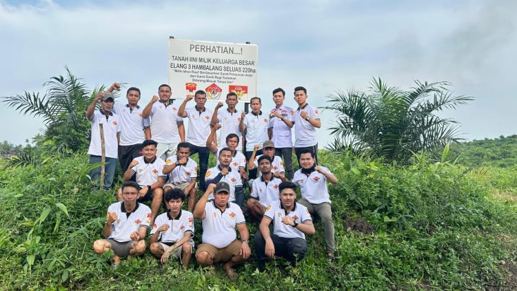 Masyarakat Desa Gunung Malelo bersama keluarga besar Elang 3 Hambalang melakukan pemasangan plang di atas lahan seluas 220 hektar yang diduga telah diserobot oleh PT Padasa Enam Utama.