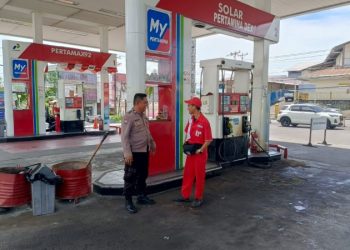 Personel dari Polsek Mapanget melaksanakan pemantauan dan pengaturan arus lalu lintas (lalin) di sejumlah SPBU yang berada di wilayah hukum Polsek Mapanget. Kegiatan ini bertujuan untuk memastikan kelancaran penyaluran bahan bakar minyak (BBM) bersubsidi jenis Solar, mengingat tingginya antrian kendaraan yang akan mengisi BBM di SPBU. Rabu (5/2/2025).