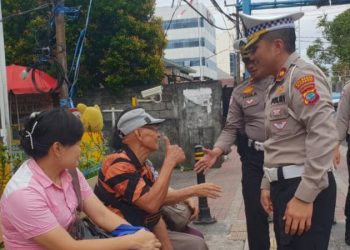 Kegiatan ini melibatkan penataan dan pengawasan terhadap rambu-rambu larangan serta petunjuk pada jalur biru yang bertujuan mengatur alur kendaraan secara lebih efisien, Rabu(5/2/2025).