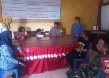Bhabinkamtibmas Polsek Tuminting Aipda F. Elias, bersama Babinsa Sertu M. Basir dan Lurah Maasing, Henni Haya, menggelar kegiatan Problem Solving terkait permasalahan kenakalan anak di Kelurahan Maasing Lingkungan II, Kecamatan Tuminting, pada Rabu 5 Februari 2025.