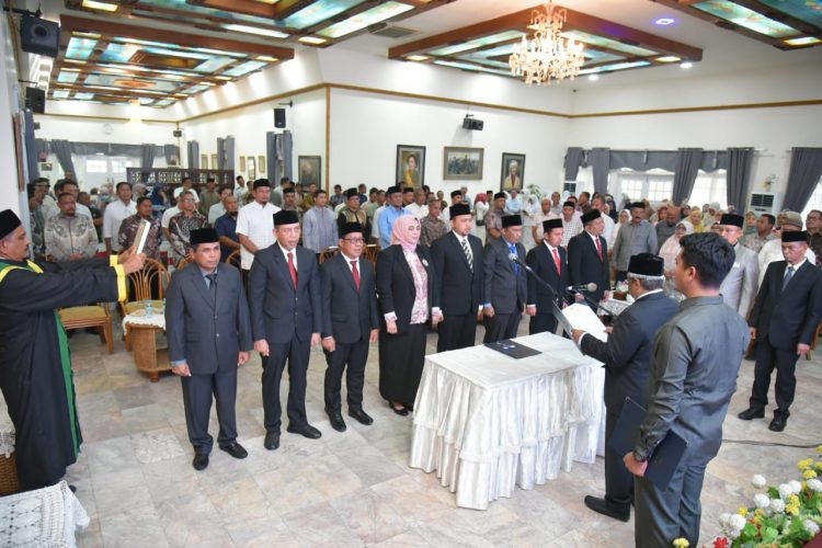 Penjabat Bupati Aceh Utara Dr Mahyuzar, MSi, melantik dan mengambil sumpah delapan pejabat pada Jabatan Pimpinan Tinggi (JPT) Pratama atau setara Eselon II yang menduduki jabatan Kepala Dinas, Badan, dan Asisten.