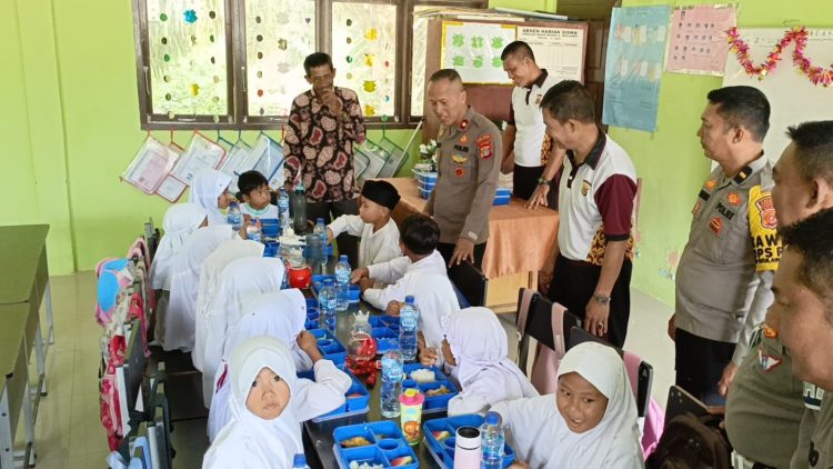 Pembagian makan bergizi gratis dilaksanakan di SD Negeri 5 Meulaboh Jalan Generasi, Gampong Lapang, Kecamatan Johan Pahlawan, Kabupaten Aceh Barat. Jum'at (07/02/2025).