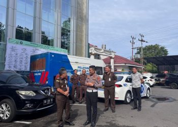 Kepala Kejaksaan Tinggi (Kajati) Sulawesi Utara, Dr. Andi Muhammad Taufik , S.H., M.H. CGCAE memberikan apresiasi atas pelayanan SIM yang diberikan oleh Satuan Lalu Lintas (Sat Lantas) Polresta Manado. Apresiasi tersebut disampaikan setelah melakukan perpanjangan Surat Izin Mengemudi (SIM), Rabu (5/2/2025).