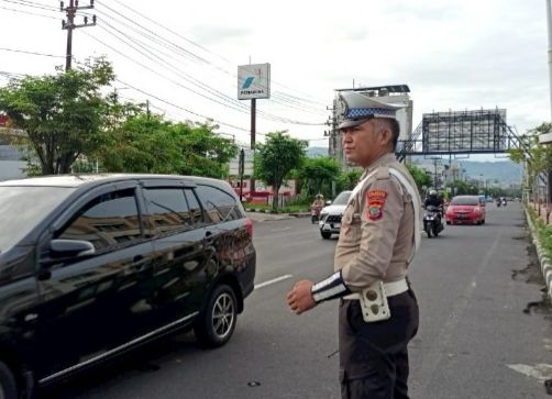 Satuan Lalu Lintas (Sat Lantas) Polresta Manado terus berupaya memberikan pelayanan terbaik bagi masyarakat dengan melakukan pengaturan lalu lintas di sejumlah titik rawan kepadatan, Kamis (6/2/2024).