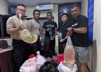 Polsek Pelabuhan Manado menggelar operasi besar-besaran yang melibatkan pemeriksaan terhadap minuman keras (miras), senjata tajam (sajam), barang ilegal, dan barang berbahaya lainnya di Area Pelabuhan Manado. Kegiatan operasi berlangsung antara pukul 15.00 hingga 18.00 WITA, dengan fokus pada kawasan Kapal dan ruang tunggu depan pelabuhan, Rabu (5/2/2025).