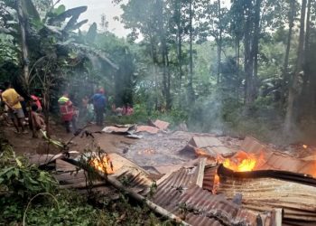 Kebakaran melanda sebuah rumah papan milik keluarga Frans – Sikome di Desa Tateli Weru Jaga II, Kecamatan Mandolang, Kabupaten Minahasa. Kebakaran tersebut menghanguskan seluruh bangunan rumah yang diperkirakan mengalami kerugian materiil sekitar Rp 30.000.000, Pada Rabu, 5 Februari 2025, sekitar pukul 17.00 WITA.