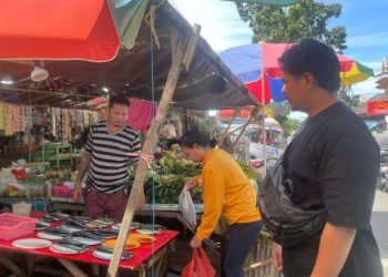 Polsek Singkil melakukan pengecekan harga sembako di Pasar Unyil dan sejumlah minimarket di wilayah Singkil, Kamis (6/2/2025).