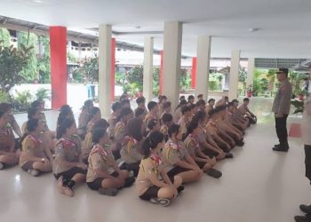 Satuan Binmas (Bimbingan Masyarakat) Polresta Manado menggelar kegiatan sambang di SMK Negeri 1 Manado. Kegiatan ini bertujuan untuk memberikan pembinaan dan edukasi kepada para siswa tentang pentingnya peran pramuka dalam membentuk karakter dan kedisiplinan, Jumat (7/2/2025).