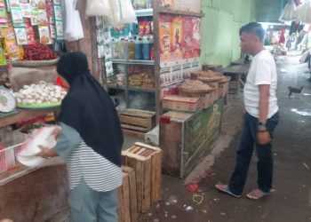 Polsek Mapanget melakukan pengecekan harga sembako di Pasar Perum Paniki, Kecamatan Mapanget, Kota Manado. Kegiatan ini dilakukan sebagai langkah antisipasi terhadap lonjakan harga yang dapat berdampak pada masyarakat, terutama menjelang hari besar dan peningkatan permintaan, Jumat (7/2/2025).