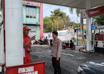 personel Polsek Wenang melaksanakan kegiatan pemantauan di sejumlah SPBU yang berada di wilayah hukum Polsek Wenang. Kegiatan ini bertujuan untuk memastikan distribusi BBM subsidi tepat sasaran, tidak ada penyalahgunaan, serta menghindari adanya penumpukan atau antrean yang tidak wajar, Jumat (7/2/2025).