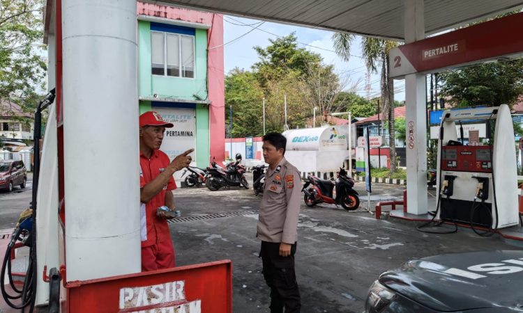 personel Polsek Wenang melaksanakan kegiatan pemantauan di sejumlah SPBU yang berada di wilayah hukum Polsek Wenang. Kegiatan ini bertujuan untuk memastikan distribusi BBM subsidi tepat sasaran, tidak ada penyalahgunaan, serta menghindari adanya penumpukan atau antrean yang tidak wajar, Jumat (7/2/2025).