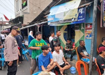 Personel Sat Binmas Polresta Manado yang dipimpin oleh KBO IPTU Anton M melaksanakan kegiatan sambang dengan warga setempat. Dalam kesempatan tersebut, petugas memberikan himbauan terkait keamanan dan ketertiban masyarakat (Kamtibmas), khususnya tentang bahaya penggunaan senjata tajam (sajam) serta dampak negatif dari penyalahgunaan minuman keras (miras), Sabtu (8/2/2025).
