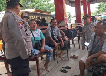 Personel Sat Binmas Polresta Manado yang dipimpin oleh Kanit Bhanbinkamtibmas IPTU Noldy melaksanakan kegiatan sambang di Terminal Malalayang Manado, pada hari Rabu pagi.