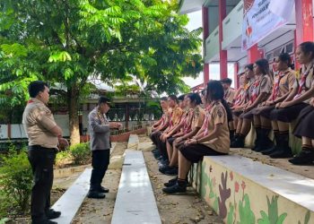 Kasat Binmas Polresta Manado, AKP Tommy J.D. Rimbing, melakukan kegiatan sambang di SMA Negeri 9 Manado, Sabtu (8/2/2025). Kegiatan tersebut bertujuan untuk menjalin kedekatan dengan para siswa sekaligus memberikan pemahaman mengenai peran penting Pramuka dalam membentuk karakter dan kedisiplinan generasi muda.
