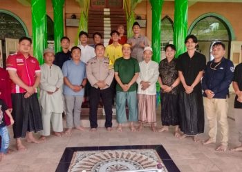 Polsek Singkil Polresta Manado melaksanakan penjagaan di sejumlah masjid di wilayahnya untuk memastikan kenyamanan dan keamanan jemaah dalam melaksanakan ibadah Sholat Jumat. Langkah ini diambil sebagai bagian dari upaya menjaga ketertiban dan mencegah potensi gangguan yang dapat mengganggu jalannya ibadah, Jumat (7/2/2025).