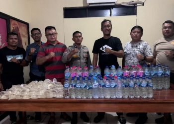Polsek Pelabuhan Manado melaksanakan operasi razia miras, barang ilegal, dan barang berbahaya lainnya pada hari Jumat, 7 Februari 2025, mulai pukul 15.00 WITA hingga 18.00 WITA. Kegiatan ini dipimpin langsung oleh Kapolsek Pelabuhan IPDA Juan A.V. Rumbajan bersama jajaran, termasuk Kanit Provos Aiptu Paulus Watak, Ka Spkt Aiptu Ismail Hunow, dan Ka Spkt Aipda Youdy Djono.