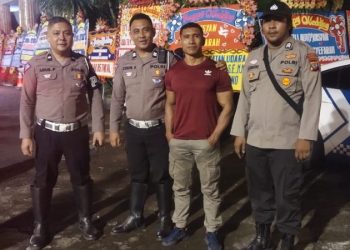 Polsek Mapanget mengerahkan personel untuk mengamankan jalur kedatangan Kepala Staf TNI Angkatan Laut (Kasal) di wilayahnya. Pengamanan ini dilakukan guna memastikan kunjungan pejabat tinggi TNI AL berjalan dengan lancar dan aman, Sabtu (8/2/2025).