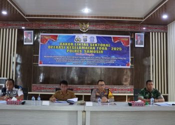 Rapat dipimpin oleh Kapolres Samosir, AKBP Yogie Hardiman, S.H., S.I.K., M.H., dan dihadiri oleh Asisten I Bupati Samosir Drs. Tunggul Sinaga, M.Si., mewakili Bupati Samosir, Danramil Pangururan Kapten A.Z.M. Siregar mewakili Dandim 0210/TU, serta stakeholder terkait, PJU Polres Samosir, dan para pelaksana Operasi Keselamatan Toba 2025.