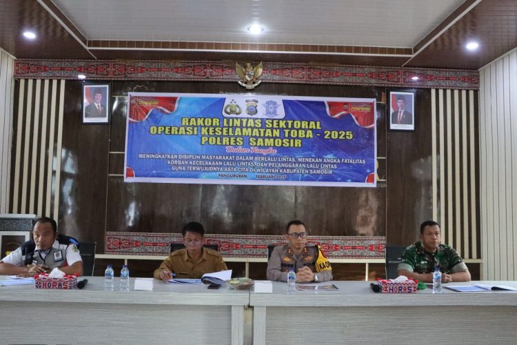 Rapat dipimpin oleh Kapolres Samosir, AKBP Yogie Hardiman, S.H., S.I.K., M.H., dan dihadiri oleh Asisten I Bupati Samosir Drs. Tunggul Sinaga, M.Si., mewakili Bupati Samosir, Danramil Pangururan Kapten A.Z.M. Siregar mewakili Dandim 0210/TU, serta stakeholder terkait, PJU Polres Samosir, dan para pelaksana Operasi Keselamatan Toba 2025.