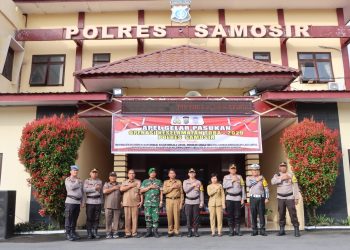 Kapolres Samosir, AKBP Yogie Hardiman, S.H., S.I.K., M.H., memimpin langsung Apel Gelar Pasukan di Lapangan Mako Polres Samosir pada Senin pagi. Apel tersebut juga dihadiri oleh Asisten I Setdakab Samosir Drs. Tunggul Sinaga, M.Si, Pabung Kodim 0210/TU Mayor G. Sebayang, Kepala Dinas Kesehatan Kabupaten Samosir dr. Dina Hutapea, serta perwakilan dari Satpol PP, BPBD, dan instansi terkait lainnya.