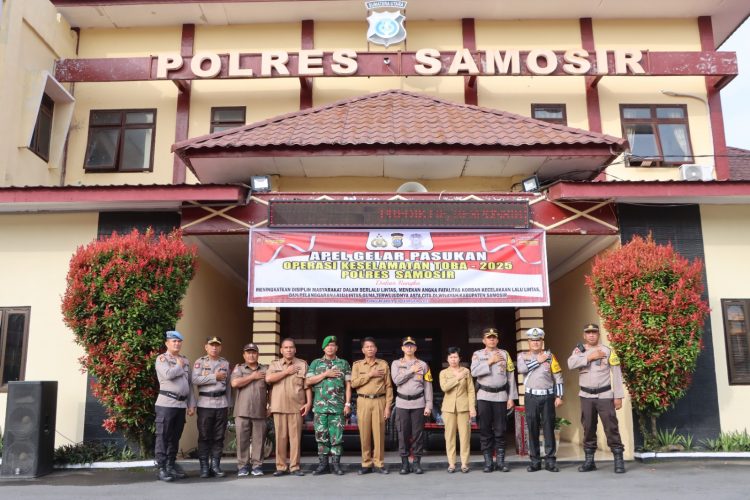 Kapolres Samosir, AKBP Yogie Hardiman, S.H., S.I.K., M.H., memimpin langsung Apel Gelar Pasukan di Lapangan Mako Polres Samosir pada Senin pagi. Apel tersebut juga dihadiri oleh Asisten I Setdakab Samosir Drs. Tunggul Sinaga, M.Si, Pabung Kodim 0210/TU Mayor G. Sebayang, Kepala Dinas Kesehatan Kabupaten Samosir dr. Dina Hutapea, serta perwakilan dari Satpol PP, BPBD, dan instansi terkait lainnya.