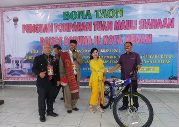 Kombes. Pol. (Purn). Dr. Maruli Siahaan, Ketua Umum PPSD Siahaan Kota Medan, bersama Sekretaris Umum Karlos Siahaan, menghadiri acara Bona Taon Punguan Pomparan Tuan Mauli Dohot Boruna se-Kota Medan Tahun 2025. Acara yang berlangsung meriah ini digelar di Wisma Jaya Puri, Jalan Sei Mencirim, Kota Medan.