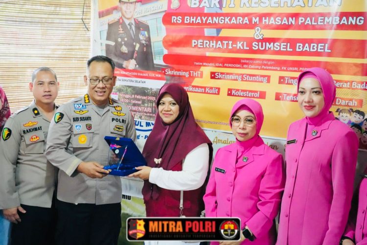 Tim Peduli Kesehatan Masyarakat Rumah Sakit Bhayangkara M Hasan Palembang tak pernah lelah memberikan pelayanan bagi warga masyarakat sebagai wujud nyata dalam meningkatkan derajat kesehatan masyarakat, khususnya bagi anak anak dan kelompok rentan. Kali ini berlokasi disekolah Paud Polrestabes Palembang, di 8 Ulu, Kecamatan Seberang Ulu I, Kota Palembang pada Minggu (9/2/2025).