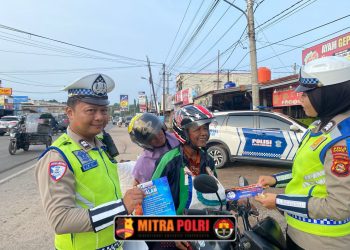 Satuan Lalu Lintas (Sat Lantas) Polres Ogan Ilir menggelar kegiatan Operasi Keselamatan dengan membagikan stiker himbauan serta memberikan edukasi kepada pengemudi dan pengguna jalan raya. Kegiatan ini berlangsung di Jalan Lintas Palembang-Prabumulih, tepatnya di Persimpangan PGRI, Kelurahan Timbangan, Kecamatan Indralaya Utara, pada Selasa (11/02/2025).