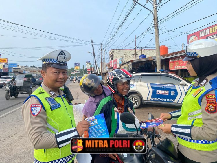 Satuan Lalu Lintas (Sat Lantas) Polres Ogan Ilir menggelar kegiatan Operasi Keselamatan dengan membagikan stiker himbauan serta memberikan edukasi kepada pengemudi dan pengguna jalan raya. Kegiatan ini berlangsung di Jalan Lintas Palembang-Prabumulih, tepatnya di Persimpangan PGRI, Kelurahan Timbangan, Kecamatan Indralaya Utara, pada Selasa (11/02/2025).