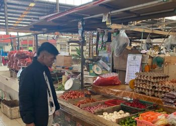 Polsek Tikala terus berupaya memastikan stabilitas harga bahan pokok (Bapok) di wilayah hukumnya. Pada hari ini, personel Polsek Tikala melakukan pemantauan sekaligus koordinasi dengan pedagang dan pengelola Pasar Segar Paal Dua guna mengetahui perkembangan harga Bapok, termasuk potensi kenaikan atau penurunan yang terjadi, Selasa (11/2/2025).