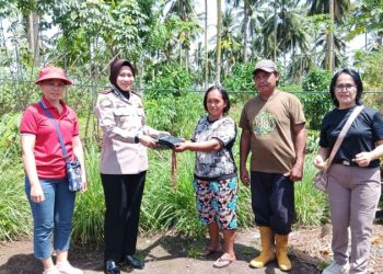 Kapolsek Mapanget AKP Lesly Lihawa bersama Kanit Binmas Polsek Mapanget Bripka Luh Karnadi melaksanakan kegiatan peninjauan pemanfaatan lahan pekarangan sekaligus menyerahkan bantuan berupa polybag kepada warga masyarakat di Kelurahan Paniki Dua, Kecamatan Mapanget, Selasa (11/2/2024).