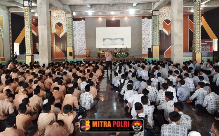 Kapolsek Indralaya, AKP Junardi, S.H., M.A.P., menjadi narasumber dalam kegiatan penyuluhan tentang kenakalan remaja, bullying, narkoba, dan perilaku menyimpang di Pondok Pesantren Al-Ittifaqiah Kampus D, Kecamatan Indralaya Selatan, Kabupaten Ogan Ilir.
