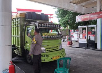 Personel Polsek Wanea yang dipimpin oleh Kapolsek AKP Michael S. Marwan melaksanakan pemantauan dan pengaturan arus lalu lintas di sejumlah SPBU yang ada di wilayah hukum Polsek Wanea. Kegiatan ini dilakukan untuk mengatasi antrian panjang kendaraan yang akan mengisi bahan bakar minyak (BBM) bersubsidi jenis Solar, Rabu (12/2/2025).