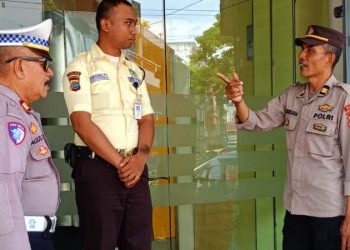 Polsek Wenang melaksanakan patroli di wilayah hukum Wenang pada Rabu (12/2/2025). Selain melakukan pemantauan, petugas juga memberikan himbauan kepada masyarakat untuk menertibkan parkir kendaraan di sepanjang ruas jalan guna menghindari kemacetan dan memastikan kelancaran perayaan.