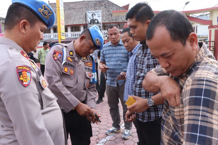 Dipimpin oleh Kasubbid Provos Polda Sumut, AKBP M. Nasution, kegiatan ini berlangsung usai apel pagi yang dihadiri Wakapolres Samosir Kompol S.T. Panggabean, S.H., Kabag SDM Kompol Manaek Sahala Ritonga S.H., M.H, jajaran PJU Polres Samosir, serta personel Polres dan ASN.